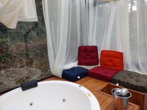 Khu vực ghế ngồi tại Chalés Serras House Casa Verde e Casa Laranja