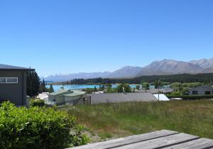 ein Blick vom Hinterhof eines Hauses mit Bergen im Hintergrund in der Unterkunft Alpine Nook in Lake Tekapo