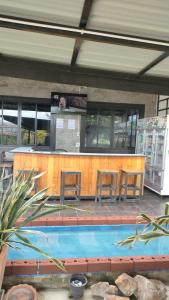 Bazén v ubytování Elsewhere bar and resort Grants Place Rayong nebo v jeho okolí
