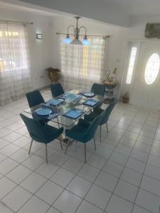 A seating area at Seabliss Villa