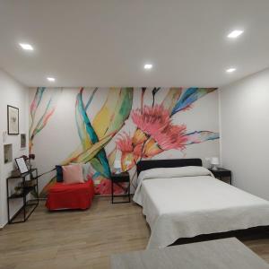 una camera da letto con un letto e un quadro sul muro di B&B Lamezia Terme Centro a Lamezia Terme