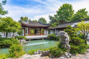 バンクーバーにあるCozy 1BR with AC, Chinatown, Rogers Arena, Seawallの庭前池家