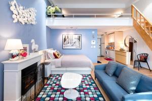 una sala de estar con una cama y un sofá en Oasis Hongdae City View, en Seúl