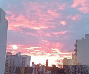 een skyline van de stad met een bewolkte hemel bij zonsondergang bij Zit Flat in Mar del Plata
