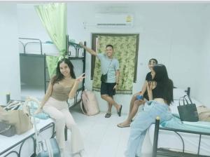 ハード・リンにあるLuckycrab Hostelの病室に座っている人々のグループ +18枚の写真