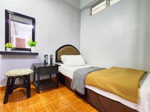 ein Schlafzimmer mit einem Bett und einem Tisch und einem Fenster in der Unterkunft Glory Beach Resort PD, Fully Aircon Beatiful View Suite PortDickson in Port Dickson