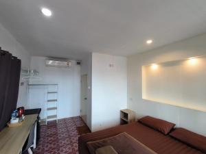 a small room with a bed and a chalkboard on the wall at Golden Beach Resort Koh Phangan in Ban Tai