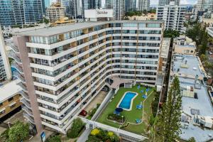 ゴールドコーストにあるCozy Central Beachfront Surfers Paradiseの公園を目の前に望むアパートメントビル