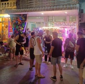 ハード・リンにあるLuckycrab Hostelの店頭に立つ集団