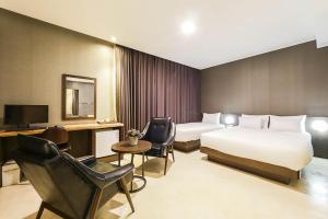 Postel nebo postele na pokoji v ubytování Incheon Blue Marine Hotel