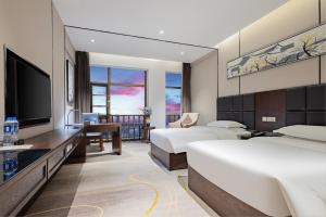 A bed or beds in a room at 宜昌虹桥国际大酒店