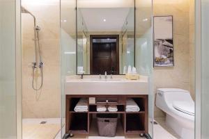 A bathroom at 宜昌虹桥国际大酒店