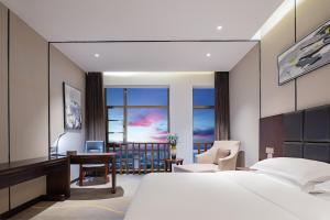 A bed or beds in a room at 宜昌虹桥国际大酒店