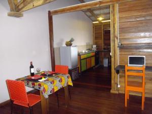 cocina y comedor con mesa y sillas en Banana Moon en Ambatoloaka