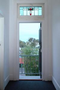Un balcón o terraza en The Caledonian Hotel Wonthaggi