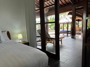 Postel nebo postele na pokoji v ubytování Bale Solah Lombok Holiday Resort