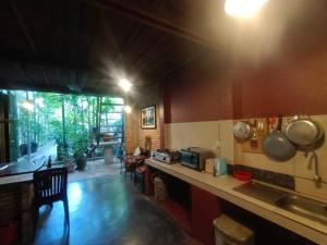 Kuchyň nebo kuchyňský kout v ubytování Green Home - Four Bedrooms near Angkor Wat + 27 fotografií