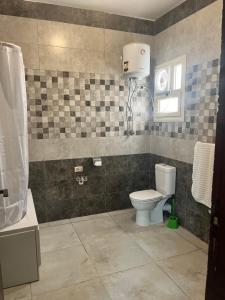 Ένα μπάνιο στο 1-Bedroom with one private bathroom
