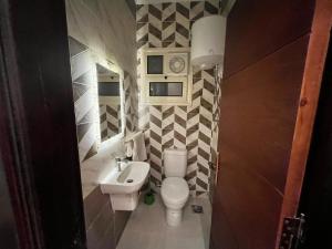 Ένα μπάνιο στο 1-Bedroom with one private bathroom