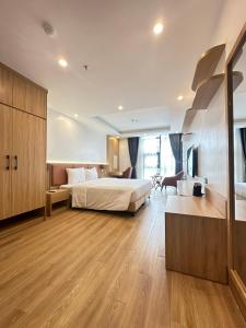 a large bedroom with a bed and a desk at ATOUR Phoenix Hotel in Bắc Ninh