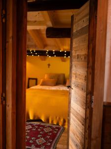- une chambre avec un lit éclairé dans l'établissement Magnifique ferme ancienne datant de 1877, à Saint-Jean-de-Sixt 50 autres photos