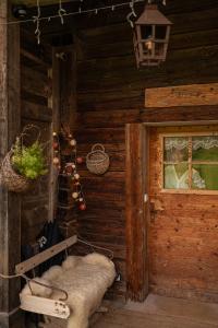 Cette chambre se trouve dans une cabane en rondins dotée d'une fenêtre. dans l'établissement Magnifique ferme ancienne datant de 1877, à Saint-Jean-de-Sixt
