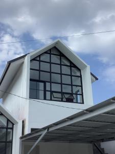 a window on the side of a house at Minamo Homestay Modern Tengah Kota Payakumbuh in Payakumbuh