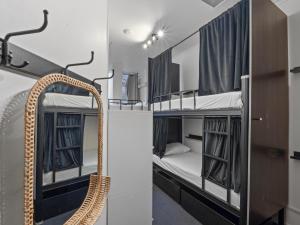 Palanda nebo palandy na pokoji v ubytování AZZURRO POD HOTEL - Central Sydney