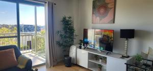 TV a/nebo společenská místnost v ubytování One-Bedroom apartment in Goldsbrough Suites
