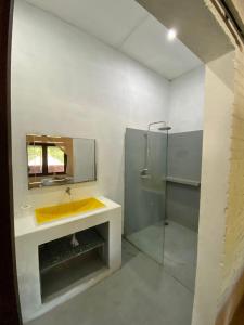Baðherbergi á Lazy Inn Kuta Lombok