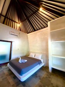 Rúm í herbergi á Lazy Inn Kuta Lombok