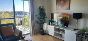 TV a/nebo společenská místnost v ubytování One-Bedroom apartment in Goldsbrough Suites