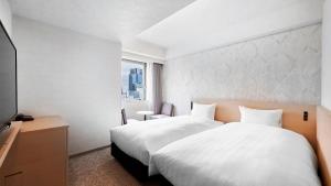 a bedroom with a large white bed and a window at Daiwa Roynet Hotel Kawasaki in Kawasaki +106 photos