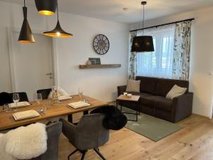 Prostor za sedenje u objektu Local View Apartment - by myNests