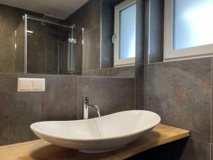 Kupatilo u objektu Local View Apartment - by myNests +21 fotografija