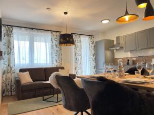 Kuhinja ili čajna kuhinja u objektu Local View Apartment - by myNests