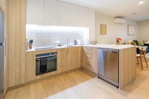 Kuchyň nebo kuchyňský kout v ubytování Cozy and Chic in Central Christchurch