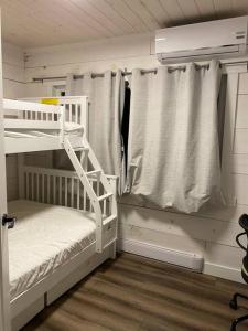 Ένα ή περισσότερα κρεβάτια σε δωμάτιο στο Sunrise net cottage