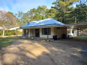 a small yellow house with a metal roof at Homefield Homestead Halls Gap in Halls Gap