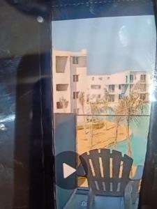 een glazen raam met een foto van een gebouw bij فوكا باى in Marsa Matruh