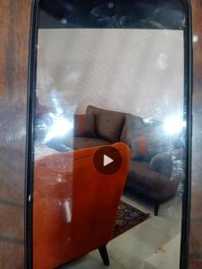 een weerspiegeling van een bank en een stoel in een spiegel bij فوكا باى in Marsa Matruh