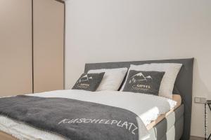 un letto con due cuscini sopra di Apartment Gamsblick a Hinterstoder