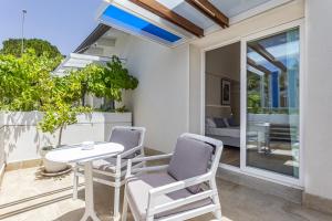 Balkón nebo terasa v ubytování Calapetra Resort + 37 fotografií