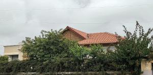 阿斯马拉Guest House in Asmera的一座红色屋顶和围栏的房子