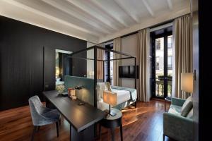 TV a/nebo společenská místnost v ubytování Mandarin Oriental, Milan