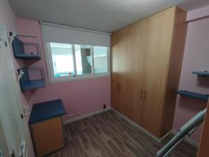 ein leerer Raum mit einem Schrank und einem Fenster in der Unterkunft Faro da Borneira in Cangas