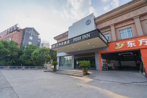 een gebouw met een bord waarop staat: enter risk inn bij Wuxi Fish Inn Rongxiang in Wuxi