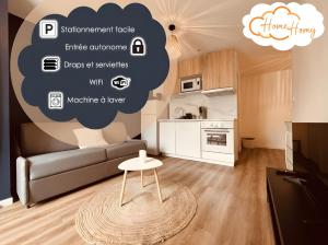 salon z kanapą i stołem w obiekcie Le Cocoon - Home Homy w mieście Vierzon