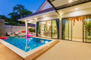 una piscina en el patio trasero de una casa en Pool Villa No 10 by Duangtham, en Ban Khlong Haeng
