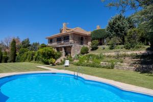 Una casa grande con piscina delante de ella. en Casa Rural Las Yernas, en La Serrada